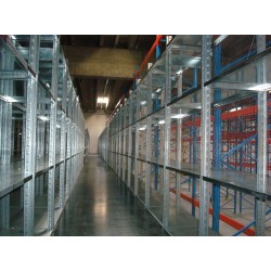 Koridora noliktava ar plauktiem glabāšanai caur griestiem Koridora noliktava ar plauktiem glabāšanai caur griestiem