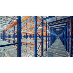 Koridora noliktava ar plauktiem glabāšanai caur griestiem